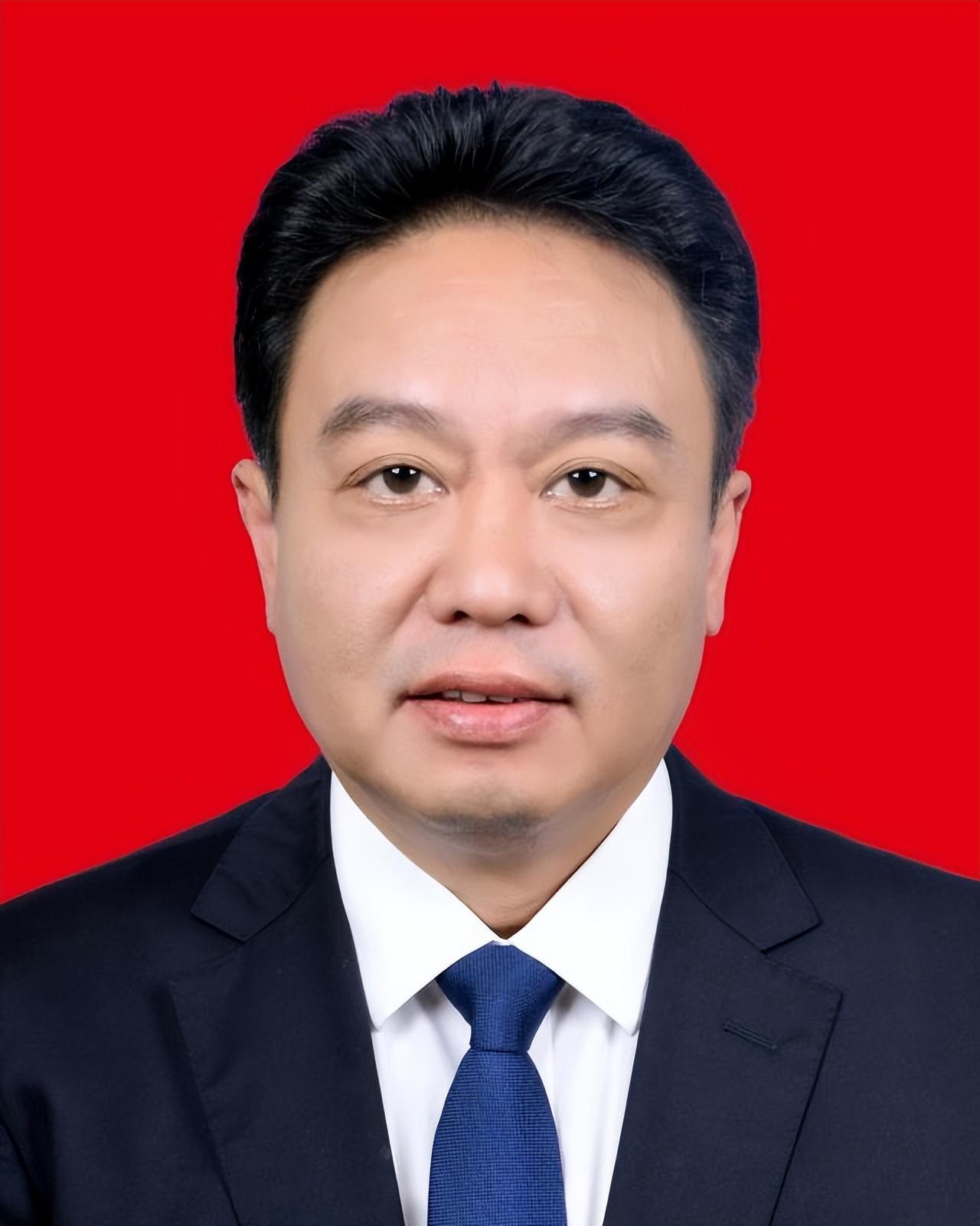 南通市于立忠官宣，曾任职如东和海安县

1971年的于立忠，起步于乡工作人员，当