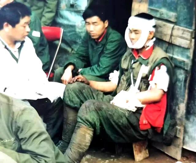 浴血老山！一等功臣张中录：重伤不下火线，背班长下战场后再冲锋
 
老山北虎突击队