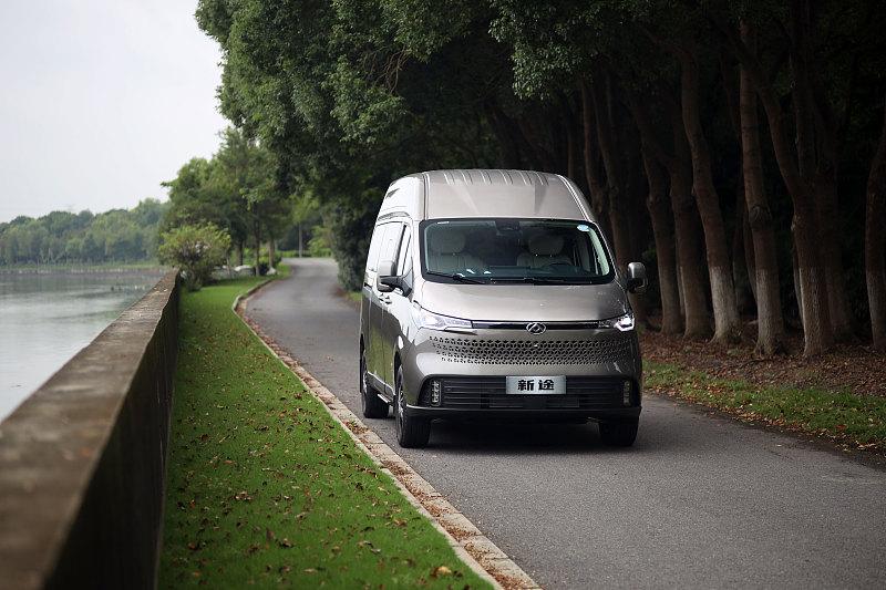 31.2万买的大通V90房车，室内外双厨房，一家三口用着太方便了
打算买房车的先