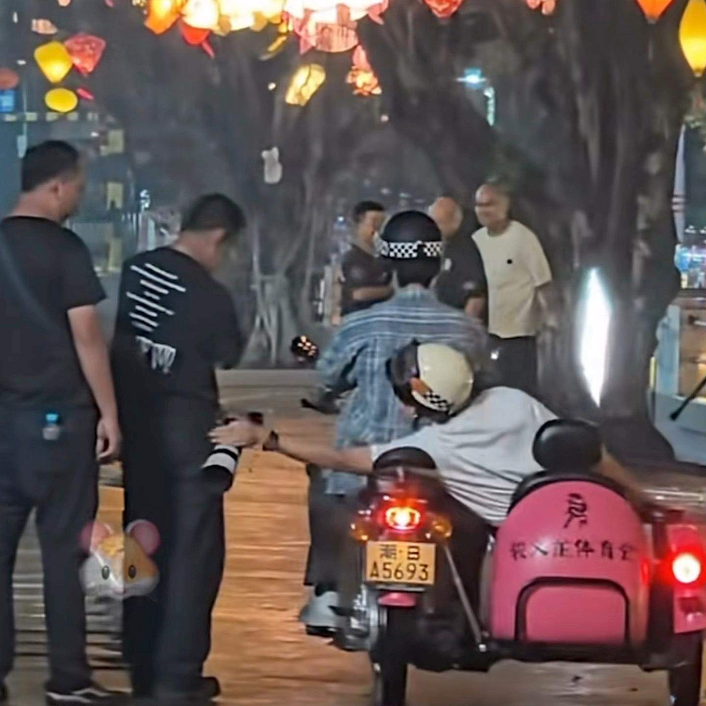 俩混球 