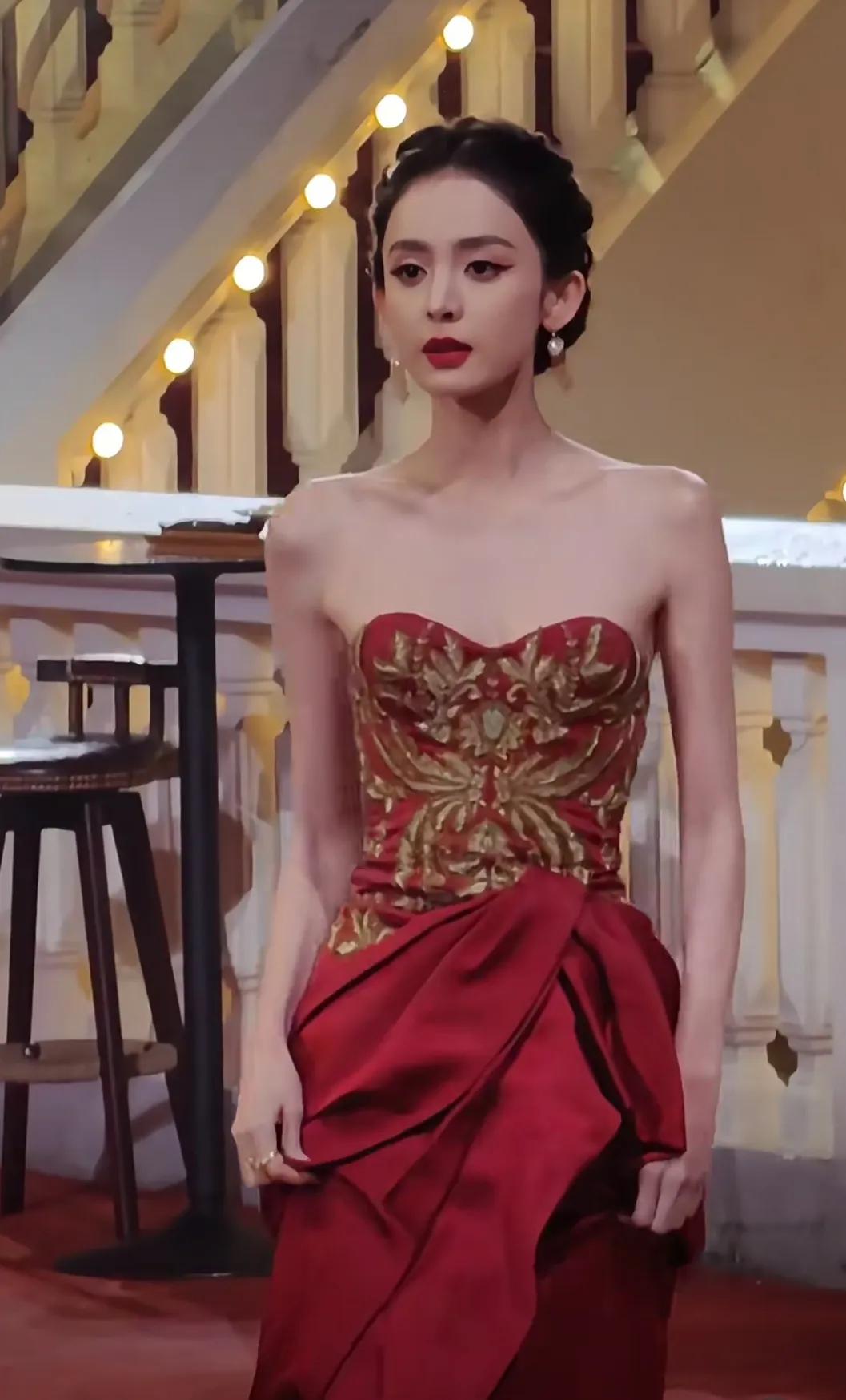 娜扎GQ红毯造型好雍容华贵呀
一出场就是女王般的存在
美得让人移不开眼
她真的能