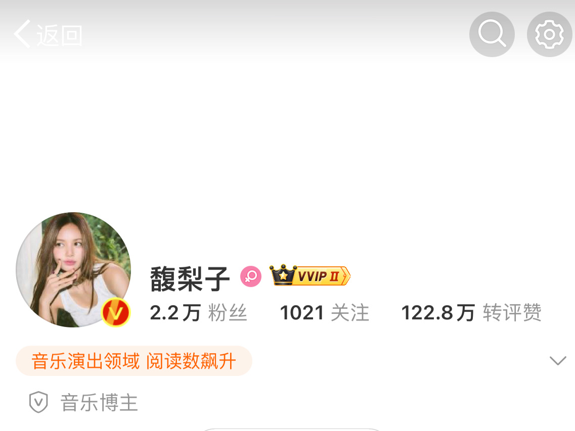 新杂志图做头像太美了 感觉自己都回到了夏天🍃🍃 