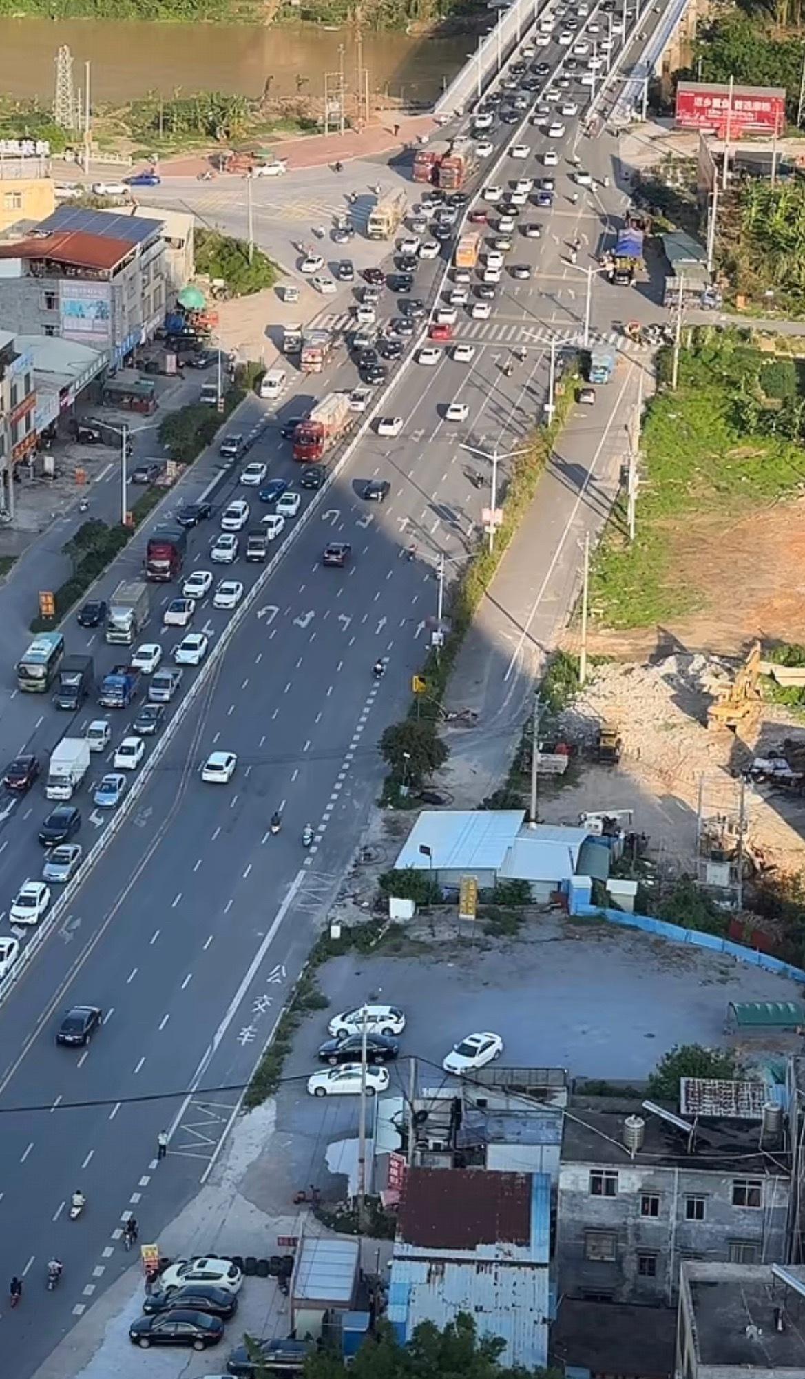 17:49，4月30日玉林北流三桥路口堵车。玉林北流三桥路段堵车现场 玉林