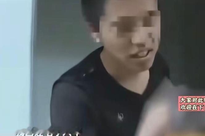 “我已经吃了八年”2015 年，一名常年穿深色上衣的男人总守在女厕所门口，频繁趁
