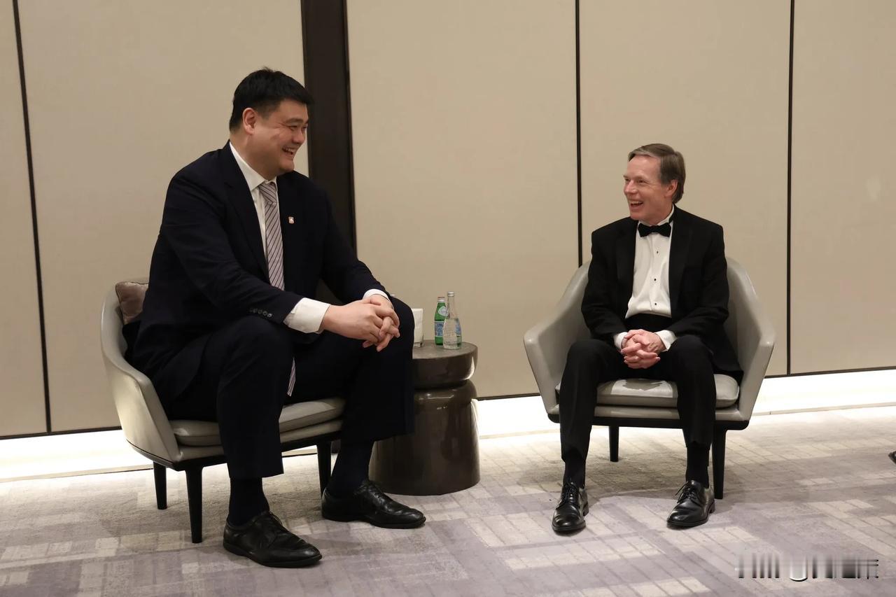 美国驻华大使伯恩斯今天（3.30）发文说，他在上海采访了姚明，并和他讨论如何在篮