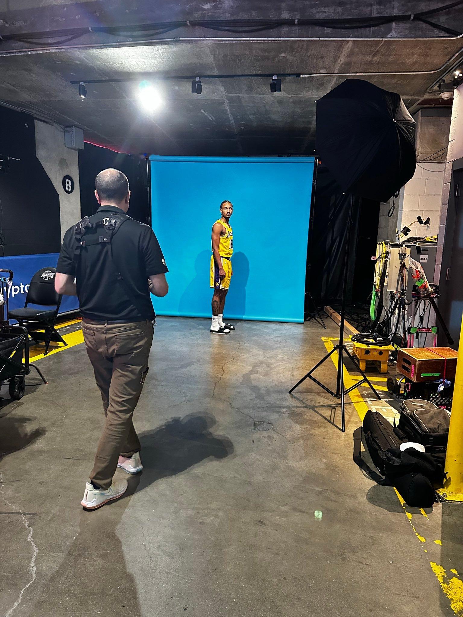 湖人第十五人巴夫金，赛前拍摄定妆照。 雷迪克谈湖人队决定签下巴夫金填补最后一个阵