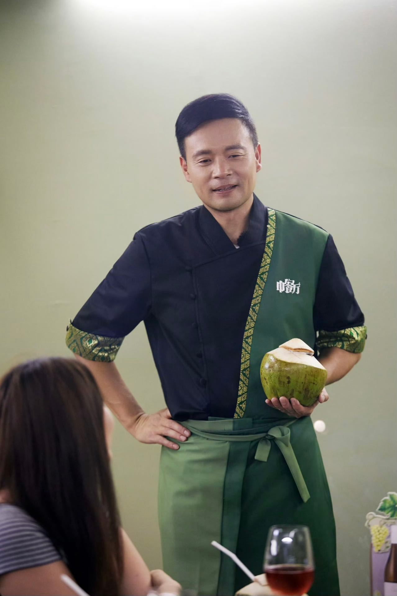 靳梦佳中餐厅白菜雕出花中餐厅谁能想到普通白菜也能化身精美摆盘装饰！靳梦佳在中餐厅