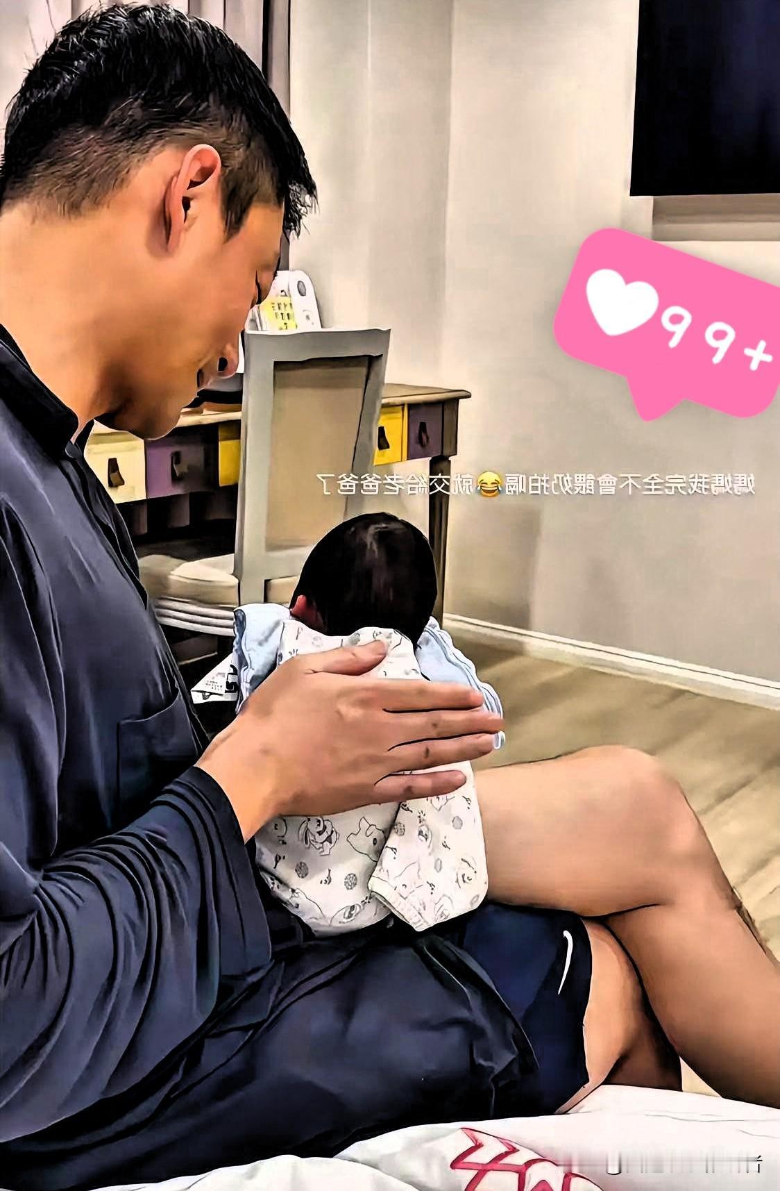 汪小菲给儿子拍嗝，马筱梅拍下了这温馨的一幕！

汪小菲把刚出生的小儿子抱在腿上，