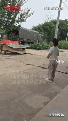 陕西西安，一个7岁的小女孩，看到家门口路过军车，从家里拿了两个苹果，一心想要送给