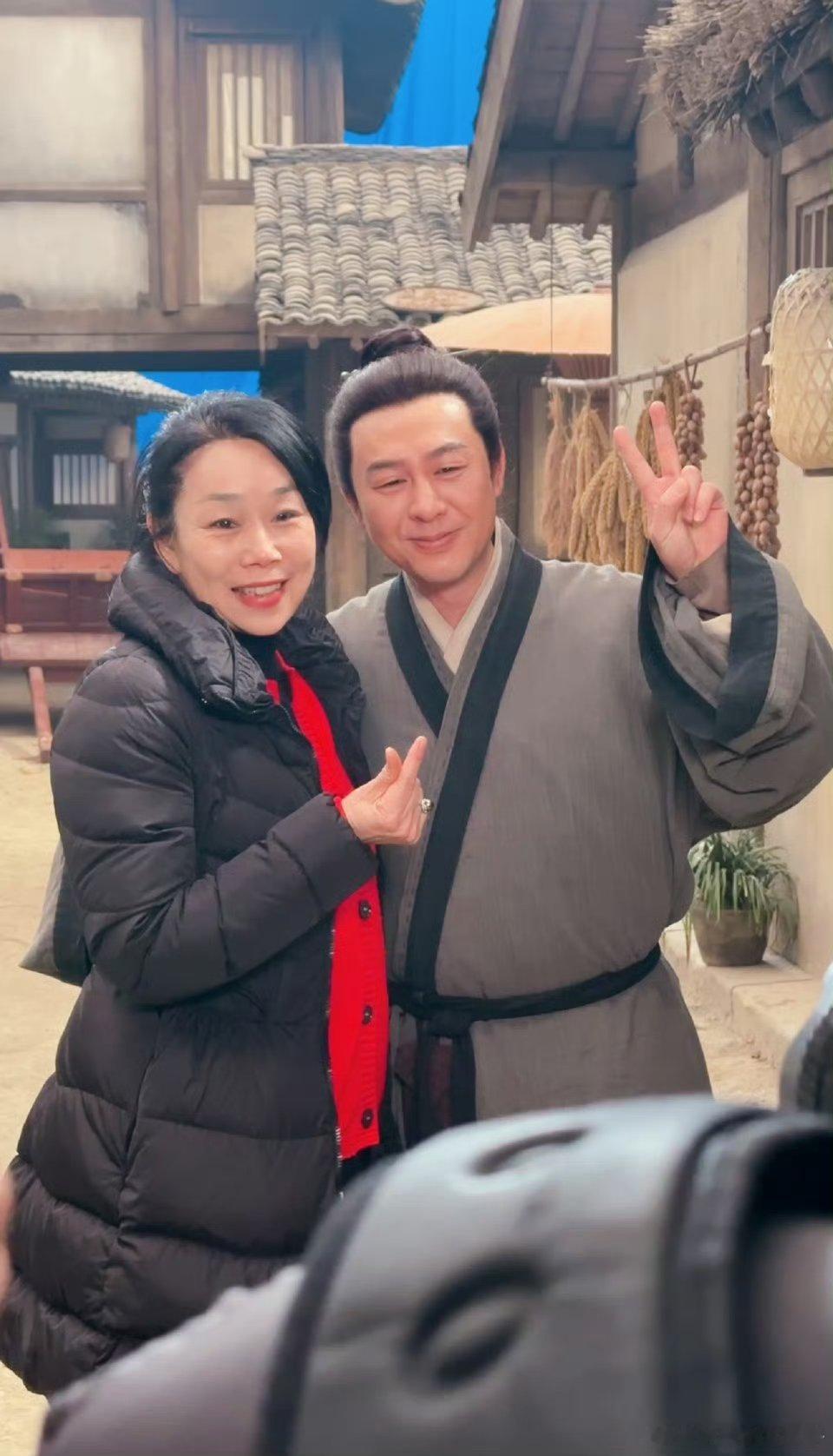 张馨予晒妈妈与张颂文合照 ，还真别说，感觉像是一个年代的人[允悲][允悲][允悲