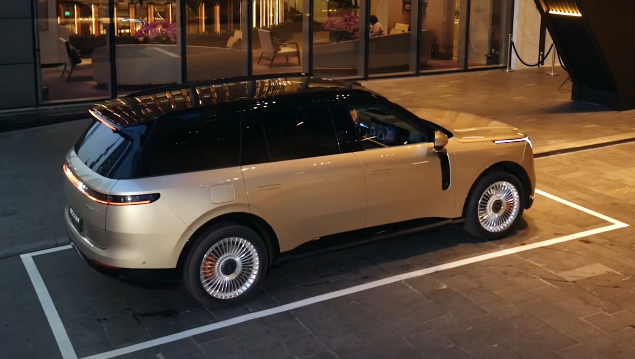 领克900为什么要做这么大的五座更大五座，更大享受，更多可能，真正的旗舰大五座来