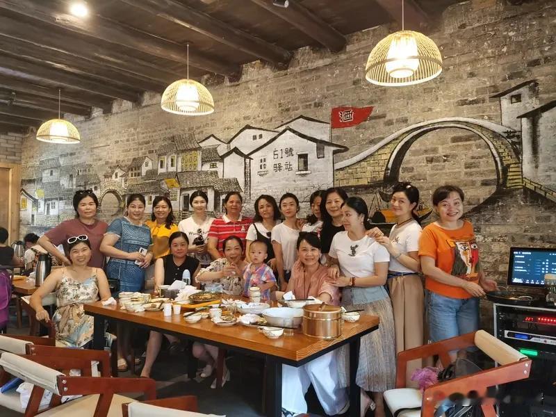 聚会这事儿，有时候真的让人怀念到不行。就像那次四十年后的同学聚会，大家围在老陈家