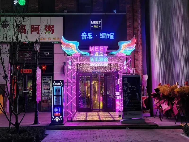 驻店内存在的主唱模式，既可以是乐队与之相配合的豪华组合，也可以是利用立体环绕音箱