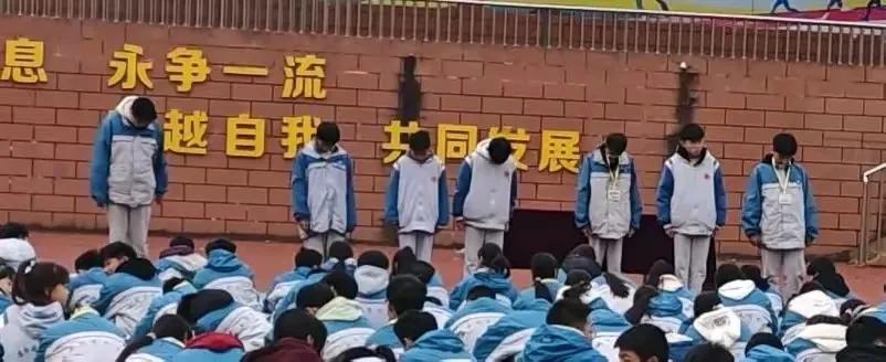 把违纪学生拉出来亮亮相，这个学校的勇气值得称赞！
​​​​​​这是网上看到的一张