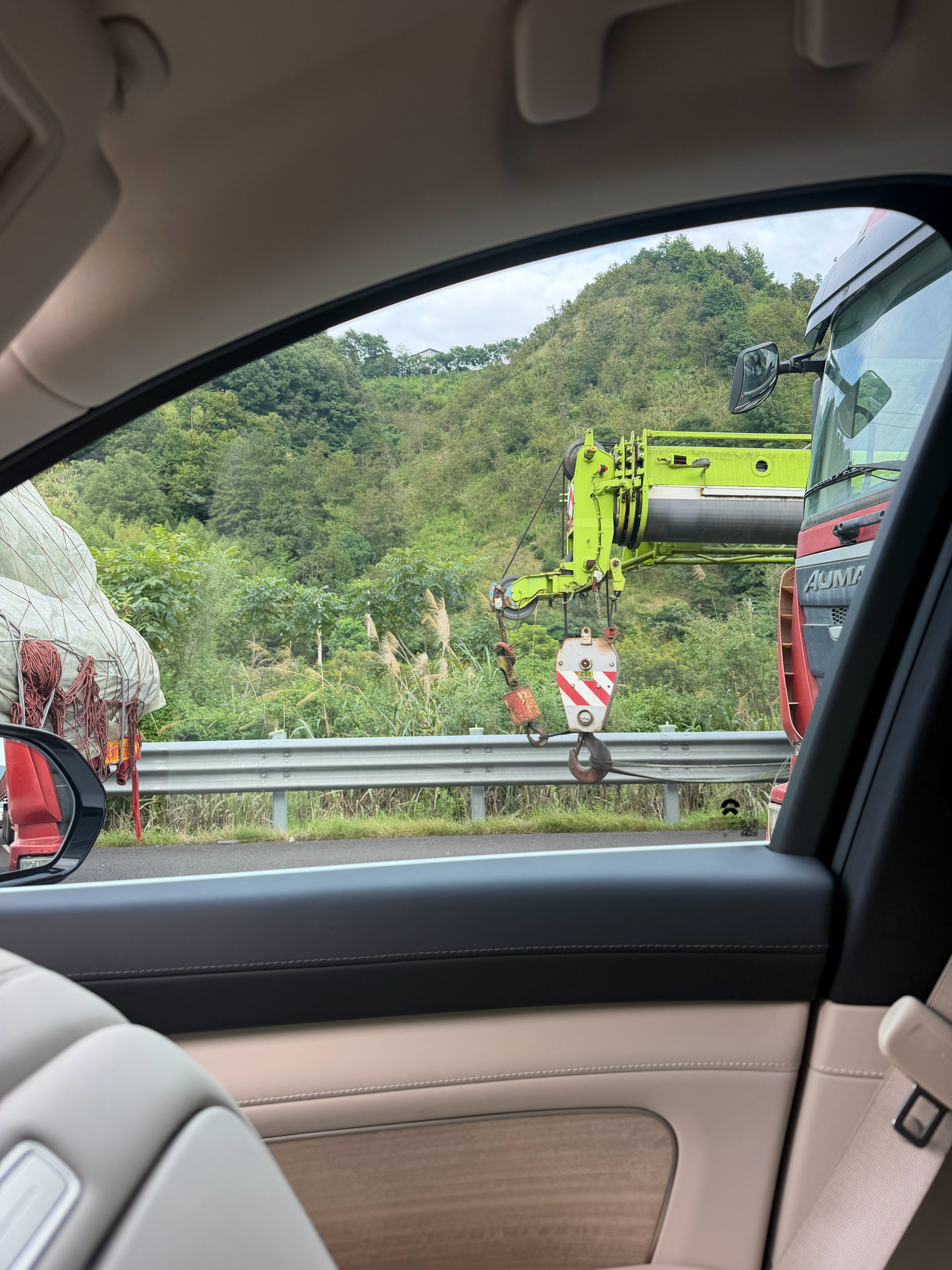 我快憋死了，也不知道前面发生啥大事了，大货车全停了，吊车都来了，我快憋死了。。。