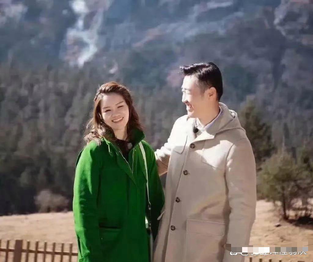 李娜台上光彩照人，时尚界的宠儿，台下却是姜山的温柔贤妻 