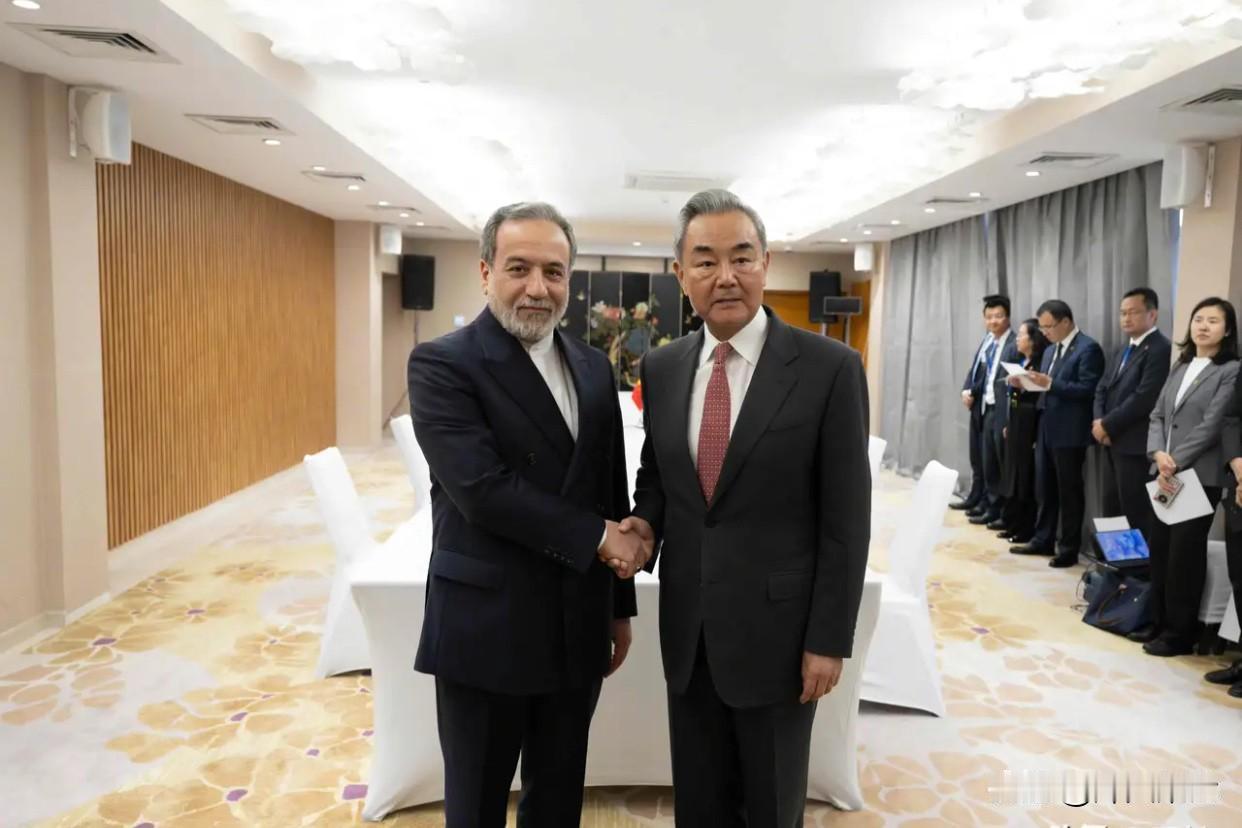 伊朗稳了，中国给出承诺。
王毅会见伊朗外长释放关键信号！
中东局势紧绷的关键时刻