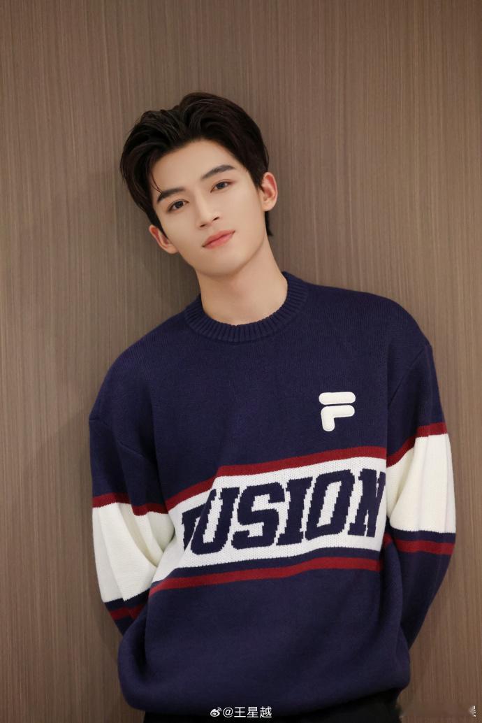 #王星越说他不热##王星越水灵灵的穿上毛衣了# ​​​ 王星越毫无畏惧炎热，直接