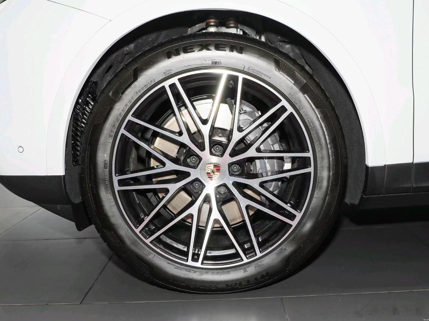 虽然很讨厌吉利系的营销和理想的一些车主行为，但现在还能坚持有自己的设计已经比那群