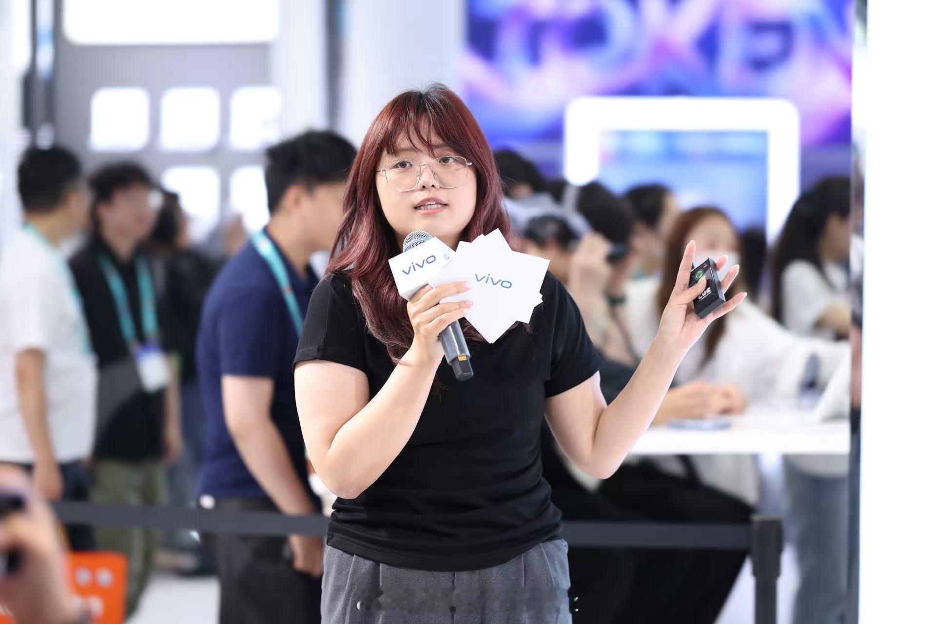 MWC26上海正式开幕，6月25日，vivo X Fold6的多位先锋用户在vi