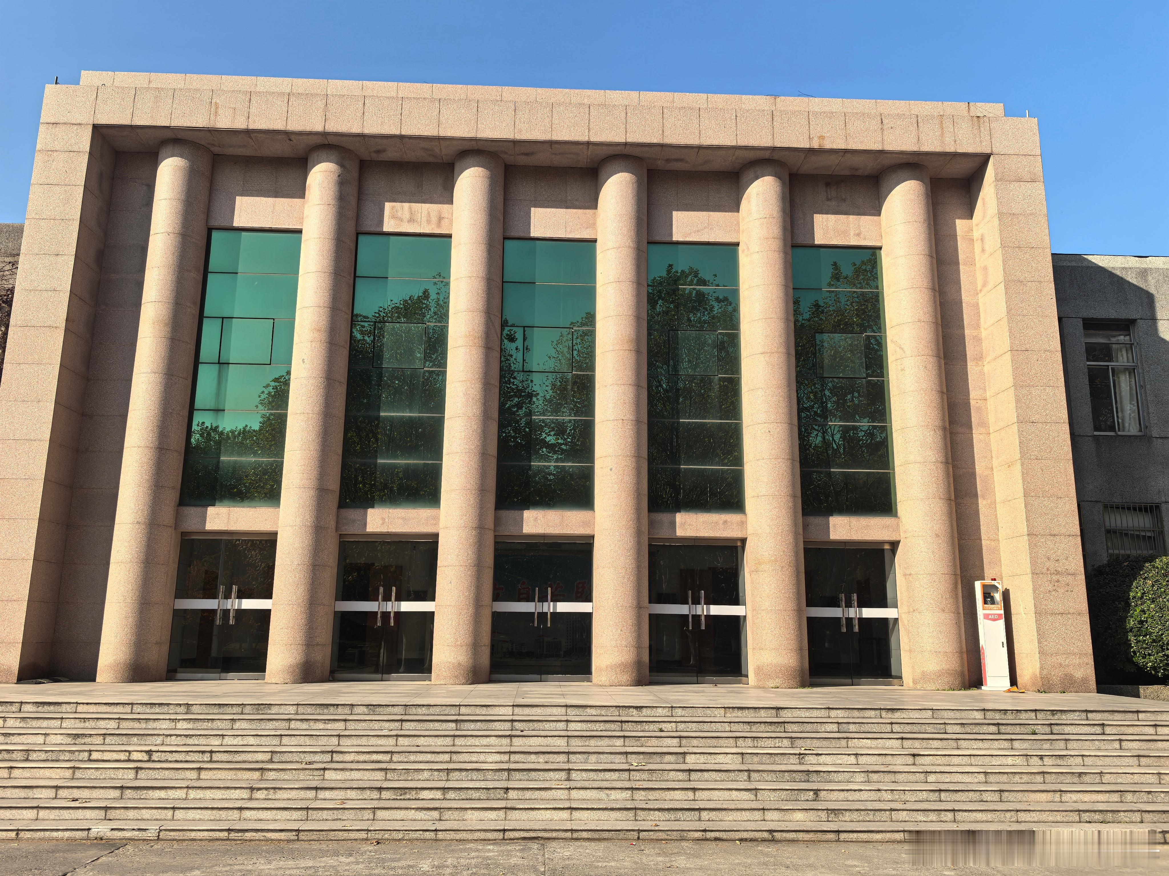 曾经经常上台演出的“农学院大礼堂”；经常下地劳作、实习的“实验田”！ 