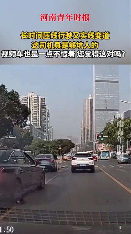 “大快人心！”10月12日，湖南长沙，一司机在路上长时间压线行驶，在到了红绿灯路