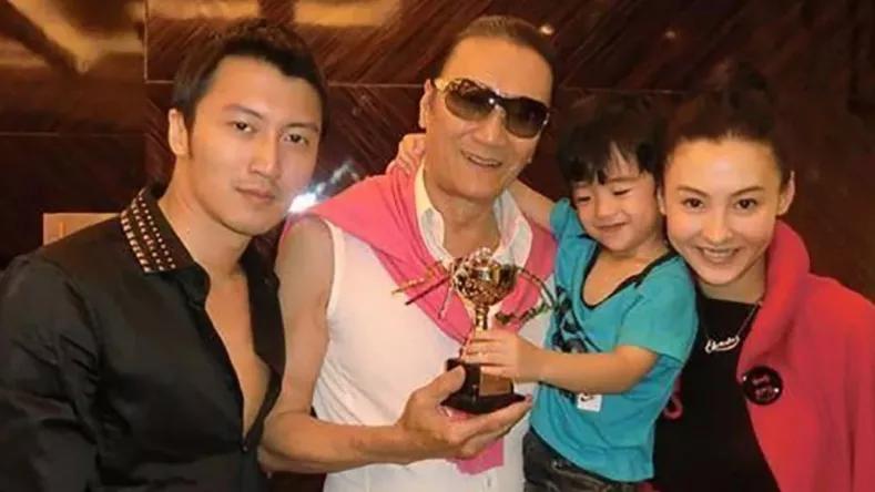 谢贤和张柏芝扑朔迷离的关系终于浮出了水面。

谢贤和张柏芝的关系一直都是扑朔迷离