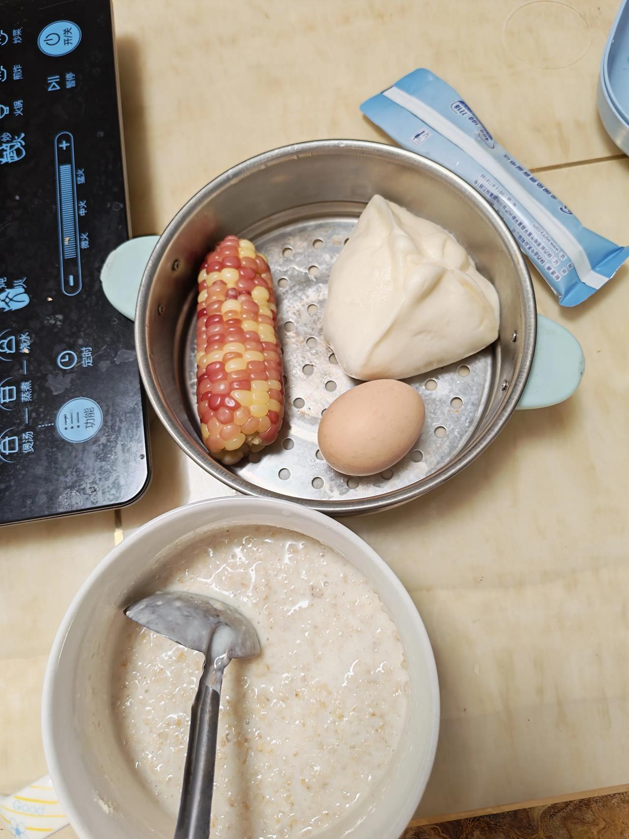 被早餐治愈的清晨🌞
软乎乎的糖包咬开是甜甜的内馅，糯叽叽的玉米带着天然的清香，