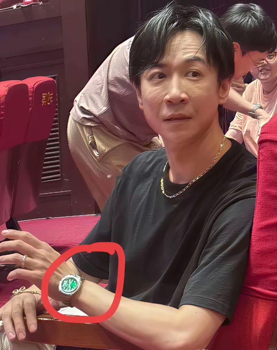 董璇这眼光不行啊，找的新老公全身上下镶金戴玉，金链子、大金戒指、名牌手表样样不少