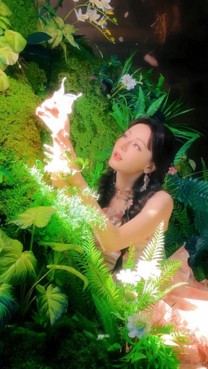 迪丽热巴，宛如夏日精灵公主。灵动身姿，明媚笑颜，在暑气中绽放独特魅力，似从梦幻之