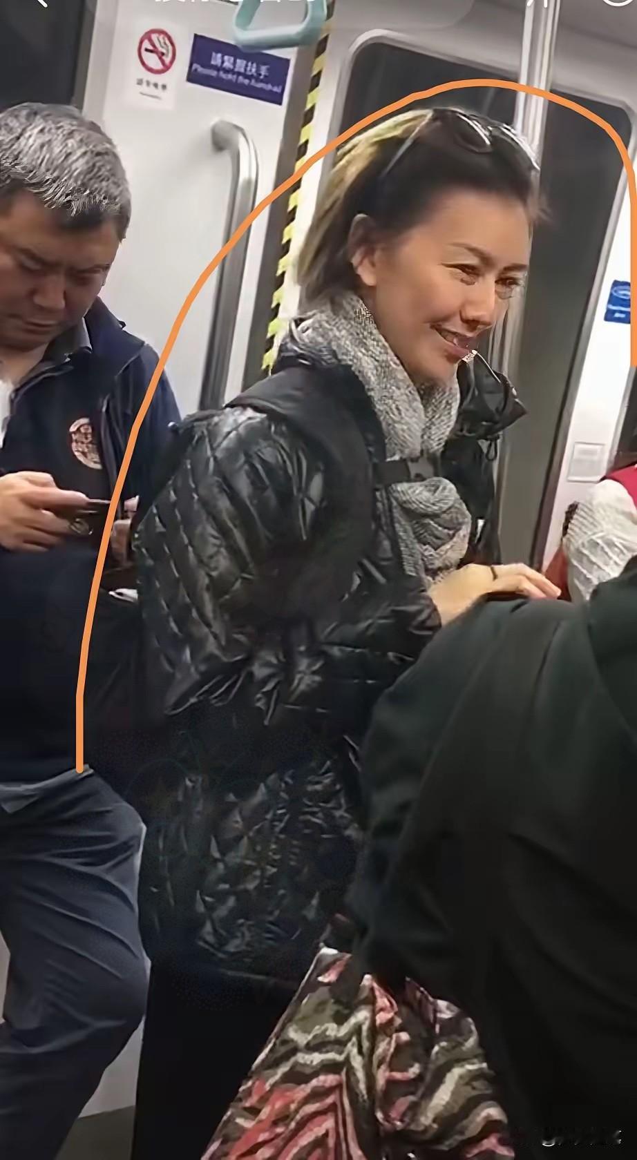 不敢相信！乐坛天后孙燕姿居然素颜坐地铁，没有保镖跟着，被路人认出还大方笑谈，完全