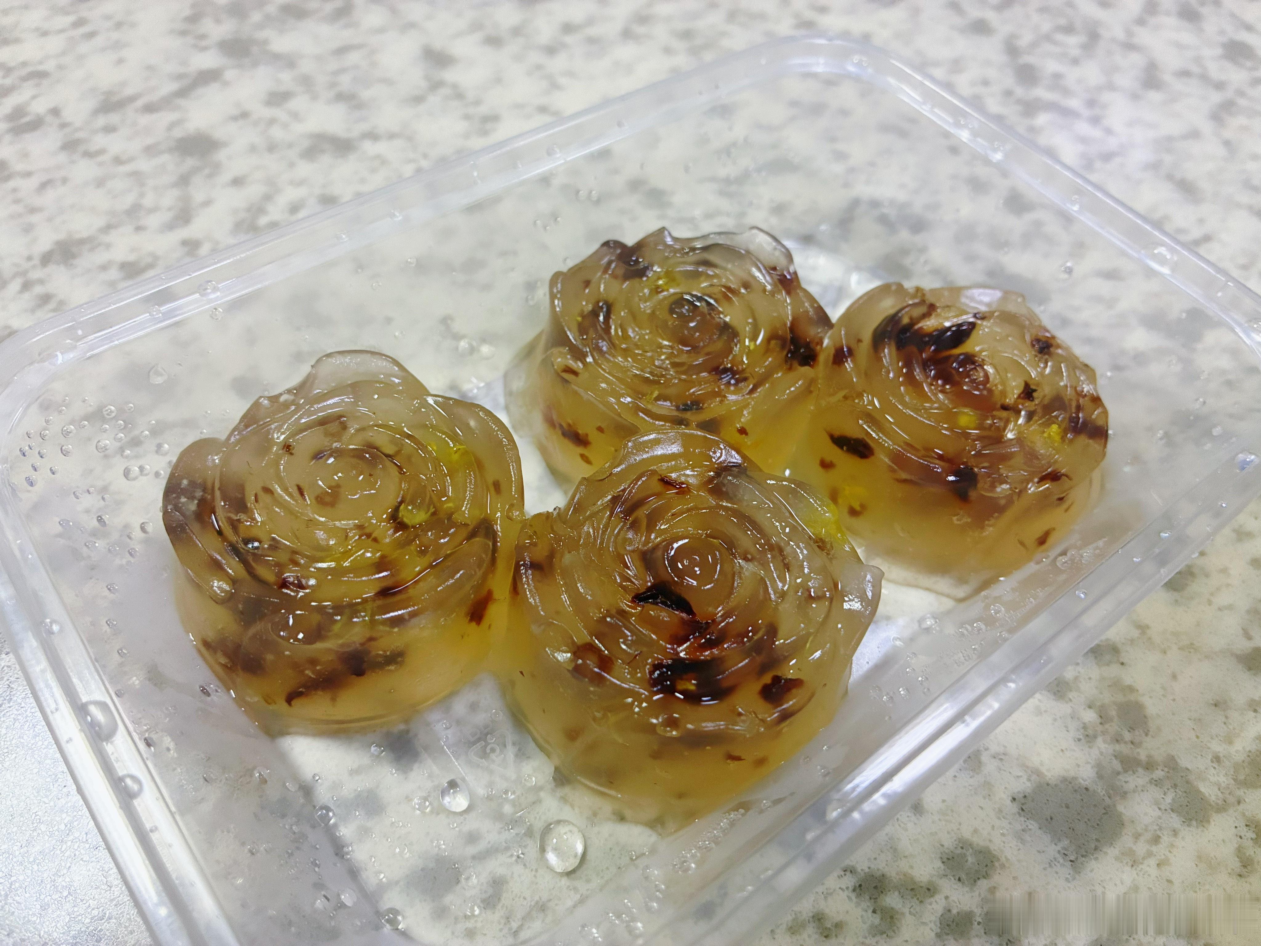 半夜点了份水晶马蹄糕，蔓越莓糕，桂花马蹄饮 就因为干活的时候放了甄嬛，说什么肚子