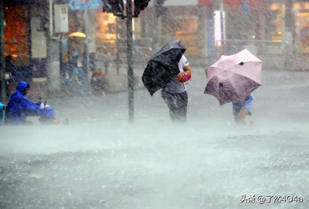 特大暴雨再袭河南，城市如何应对极端天气挑战？
河南省气象台于8月12日7时30分