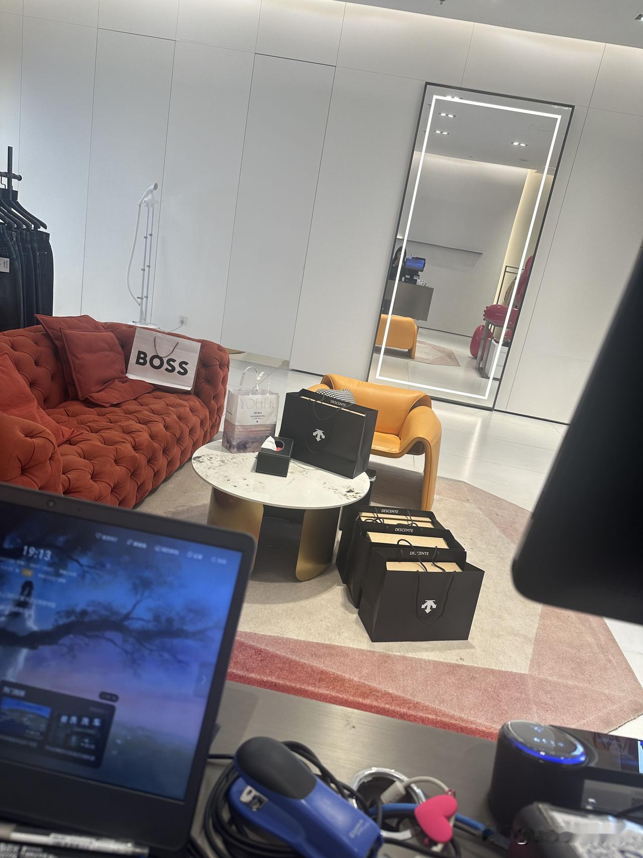 好累😫终于停下来休息一下了
       今天公司领导都来了，忙了一整天，午饭