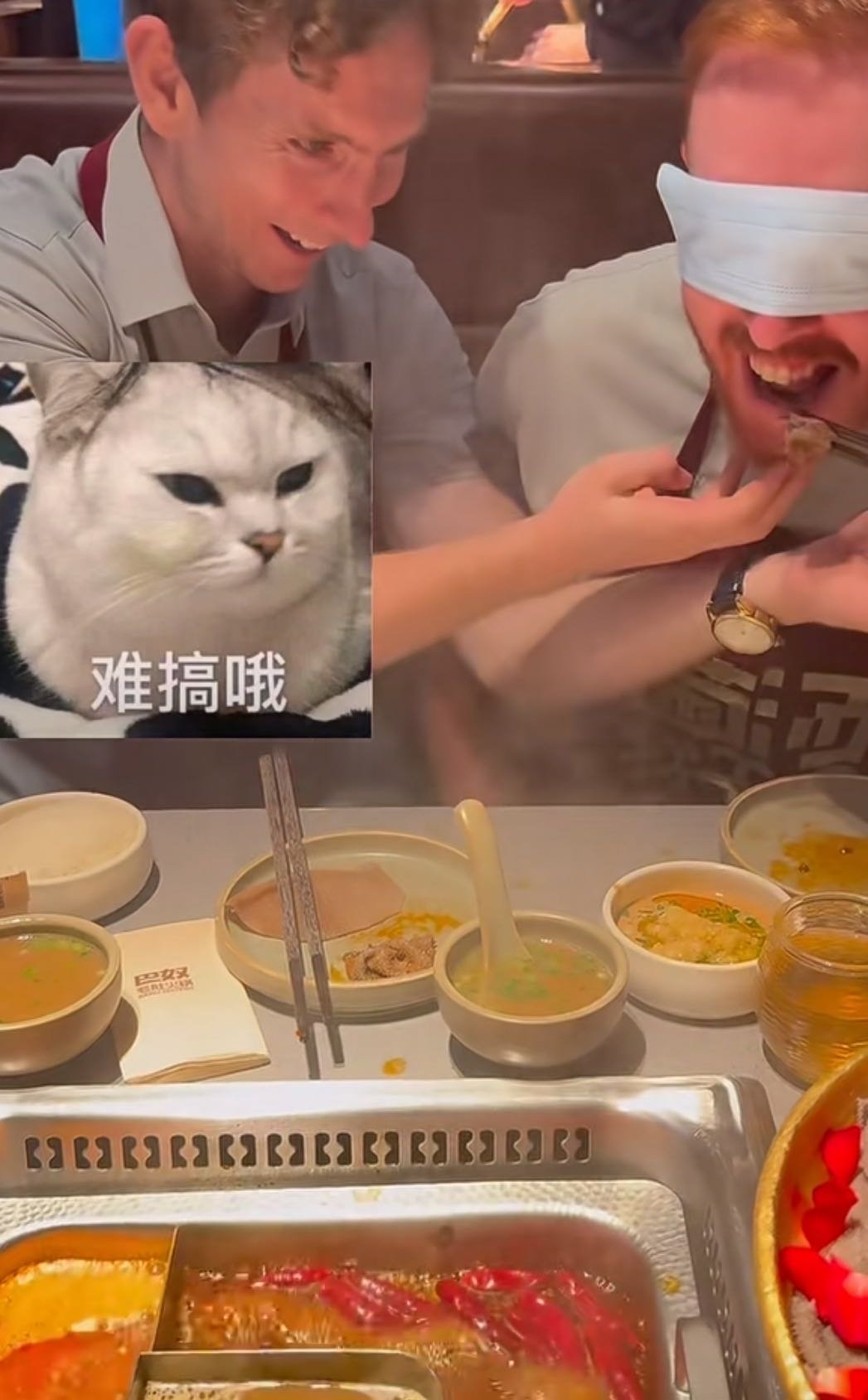 外国人视角挑战食物内脏 老外解锁内脏新吃法超敢冲！鸭血嫩、肥肠香、脑花滑，尝过直