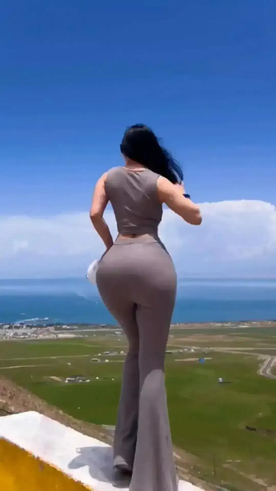 千秋中华千秋盛，
万里神州万里兴。