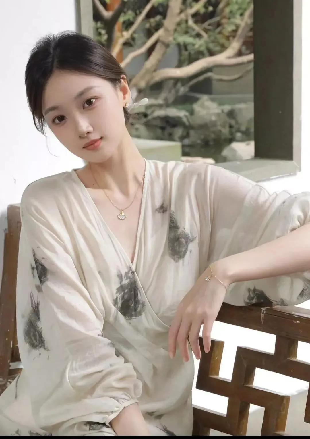 你我携手步入婚姻的殿堂，无需金钱彩礼的牵绊，只需两颗真挚相爱的心。我们共同构筑幸