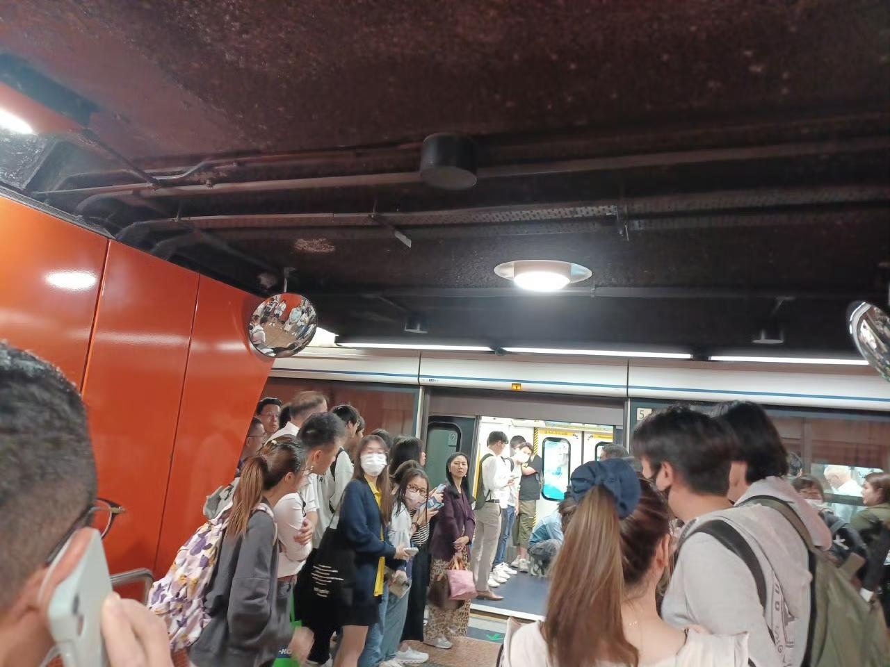 下班高峰期的港铁内，有乘客晕倒，其他乘客马上报告列车职员，并报警等待救援。

大