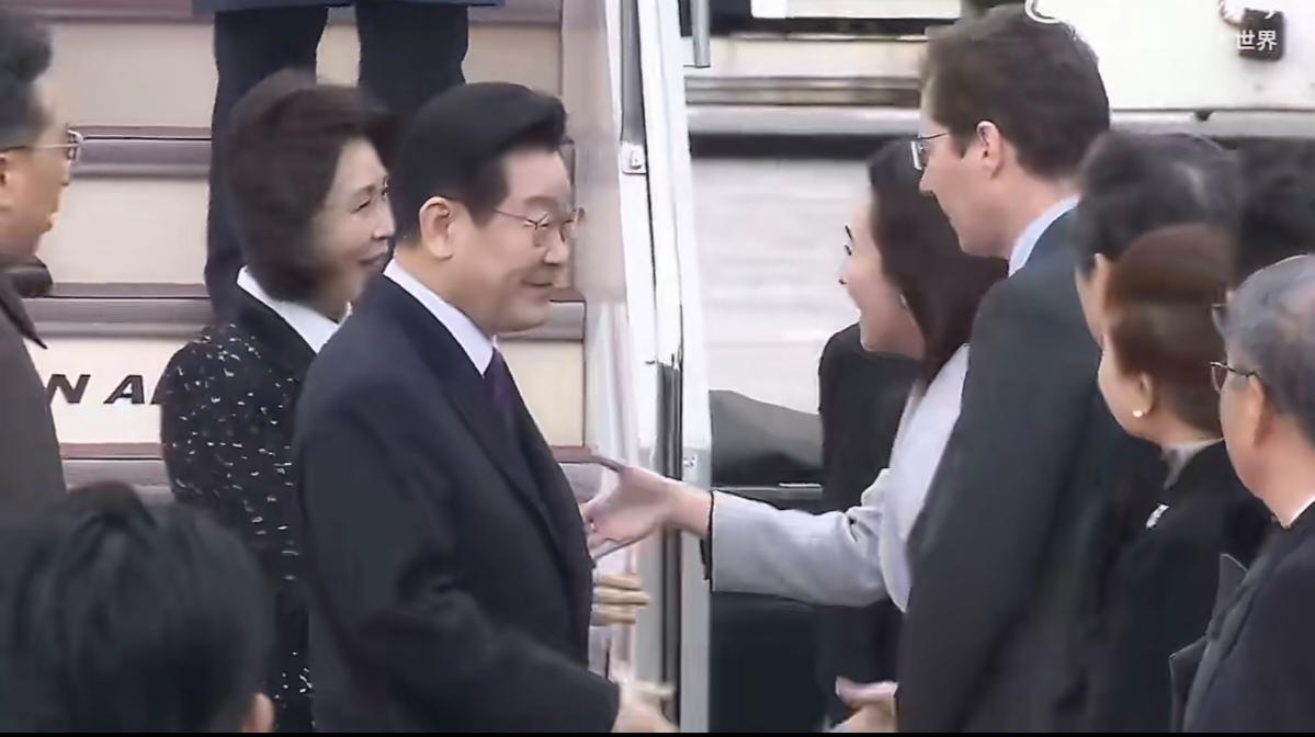 李在明访日，接机的女外长英利·阿丽菲亚是华裔，祖籍新疆维吾尔自治区。
1988年