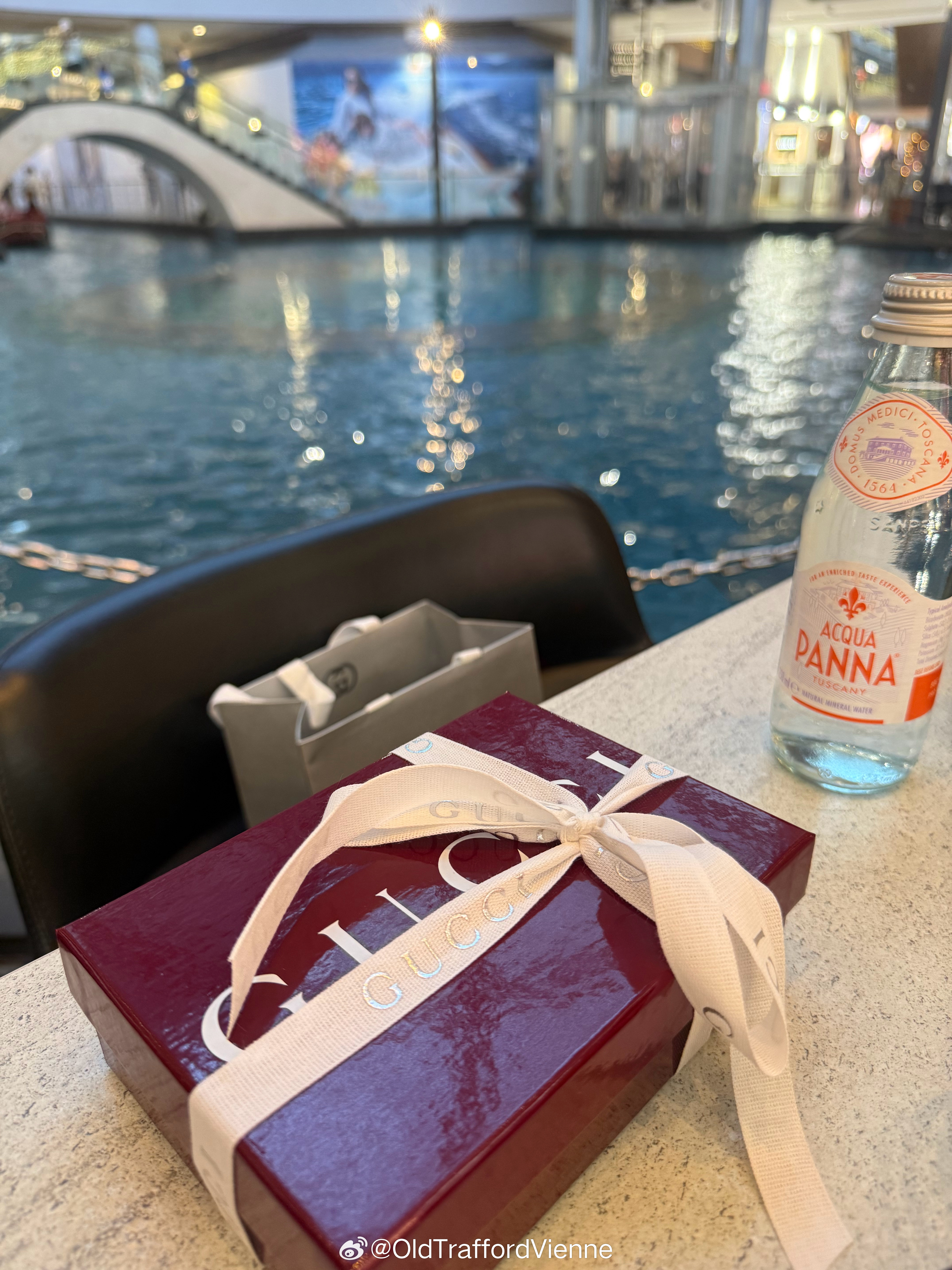 之前送礼物给闺蜜，她查过价格后想退给我，因为发现太贵了我骗她打五折了我竟然在看到