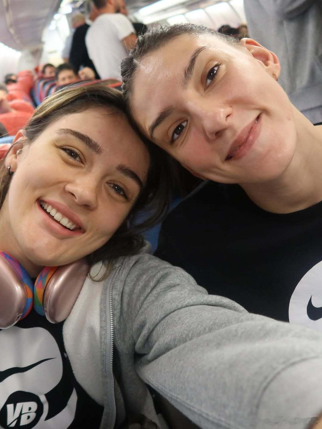 上赛季隔网相对的两队队长，本赛季成为并肩作战的队友——泽赫拉.居内什 & 蒂亚纳