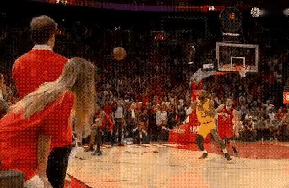 他为什么要摊手？[抠鼻]