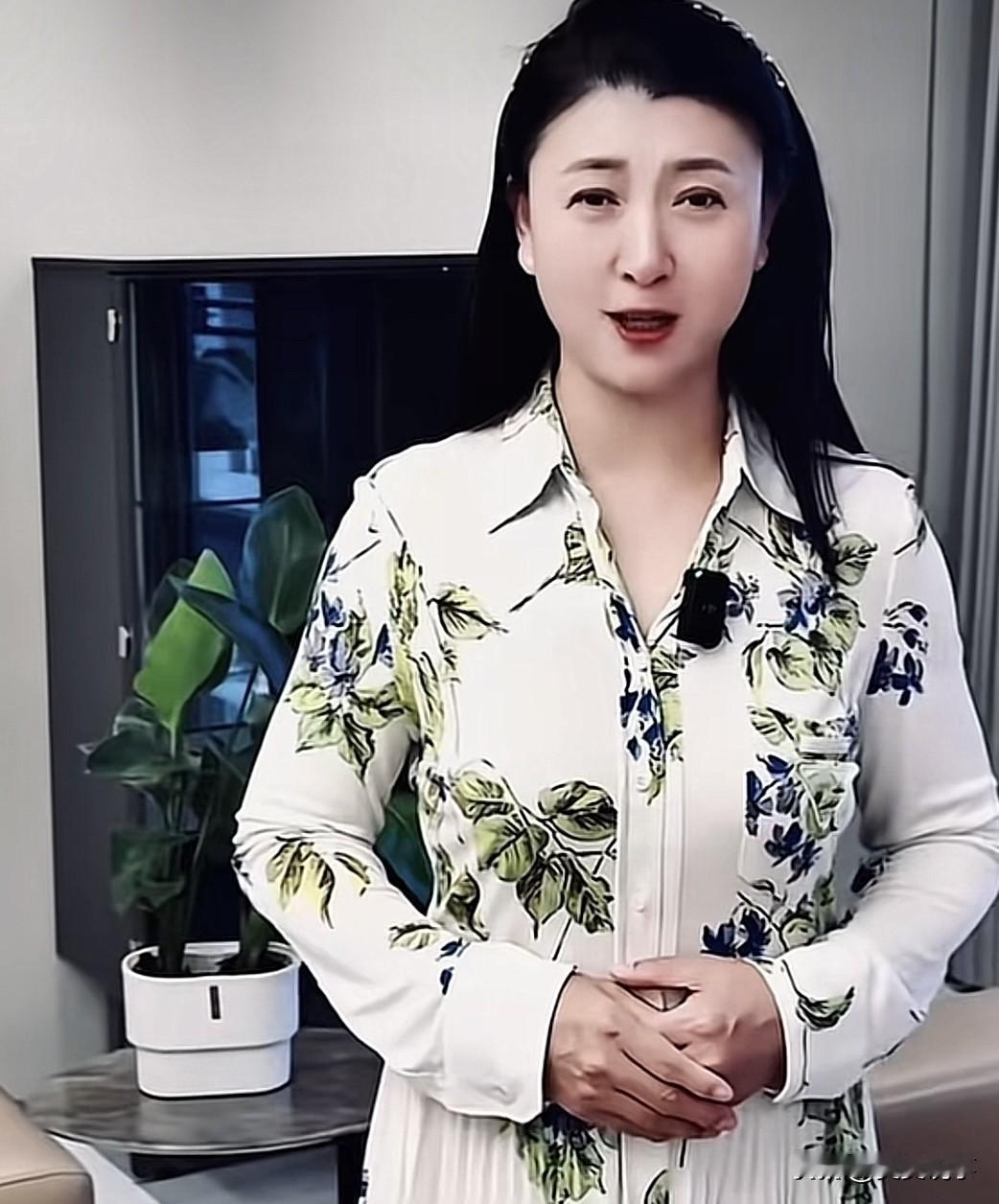 54岁的闫学晶不是没人馋她的身体，也不是闫学晶一直就是这样优越感满满，而是闫学晶