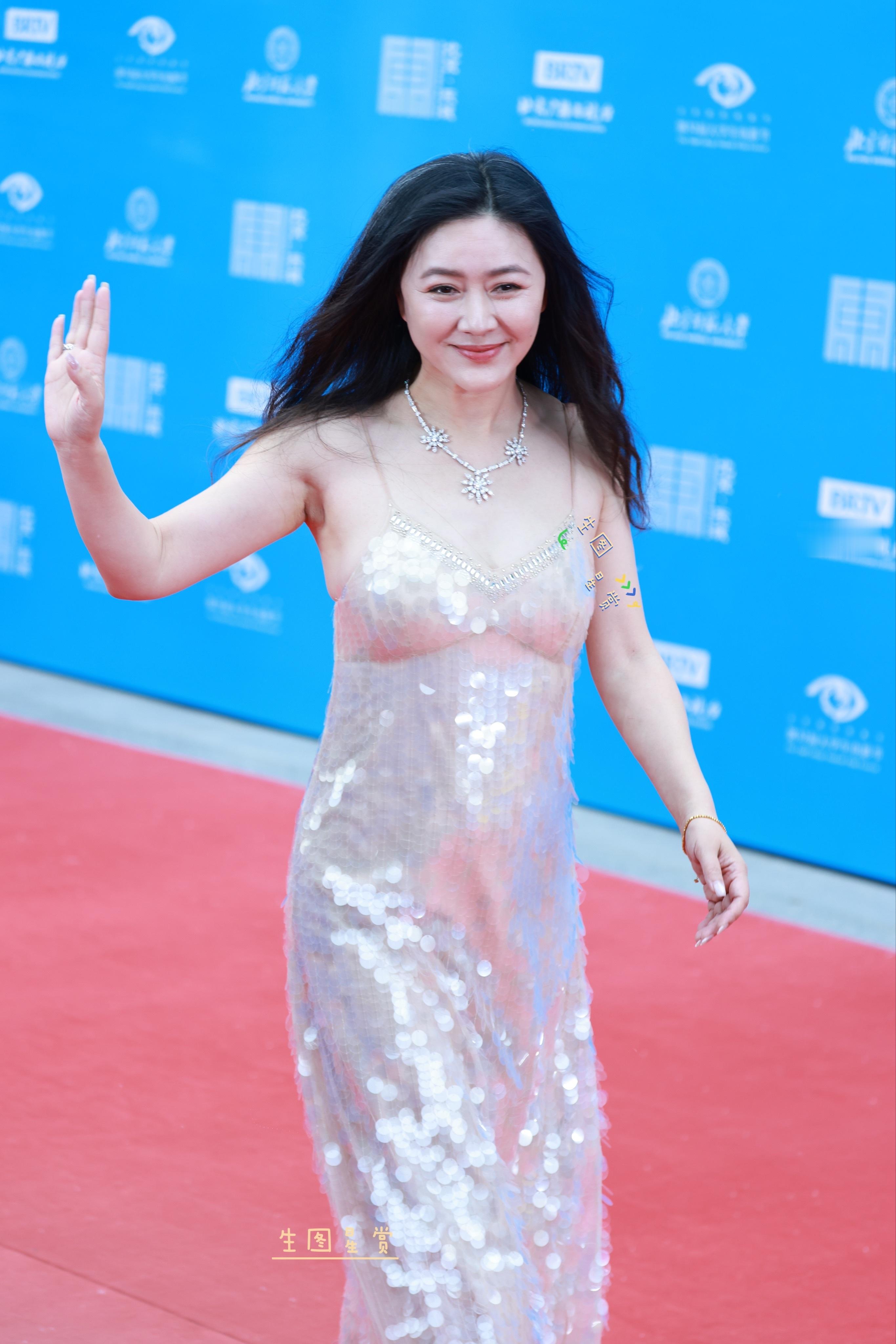 田海蓉亮相大学生电影节，红毯上一袭银色吊带鳞片裙风姿摇曳💃🏻✨ ​​​