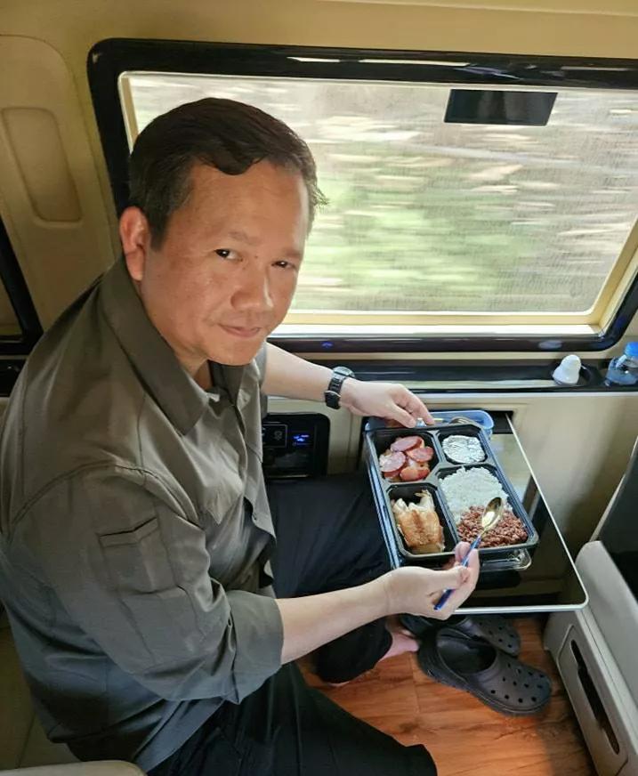 #妙笔生花创作挑战# 柬埔寨首相洪马内发相片秀他的午餐，看着太简单了，但有人说他
