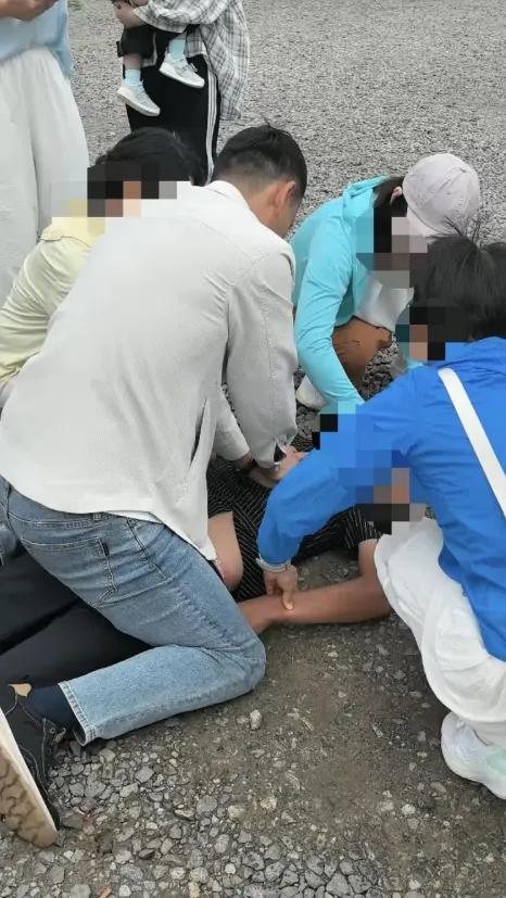 救命这事儿，十万火急，怎么的还得有个裁判不成？

山东一对夫妇在乌兰布统草原自驾