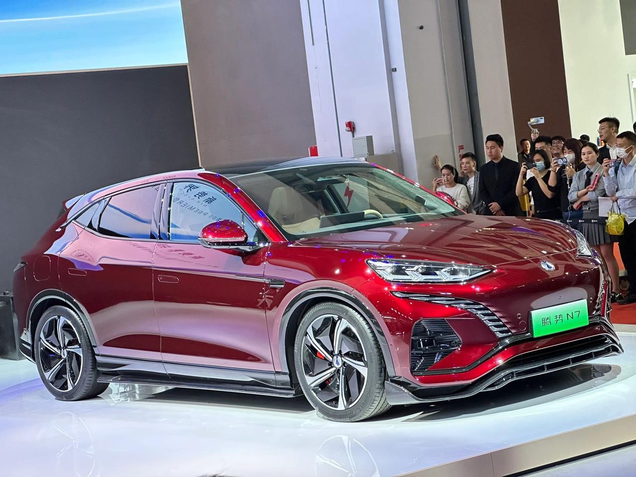 腾势 N7 内饰发布！红色外观真好看啊！
内饰设计语言源于 Pai，完全摆脱此比