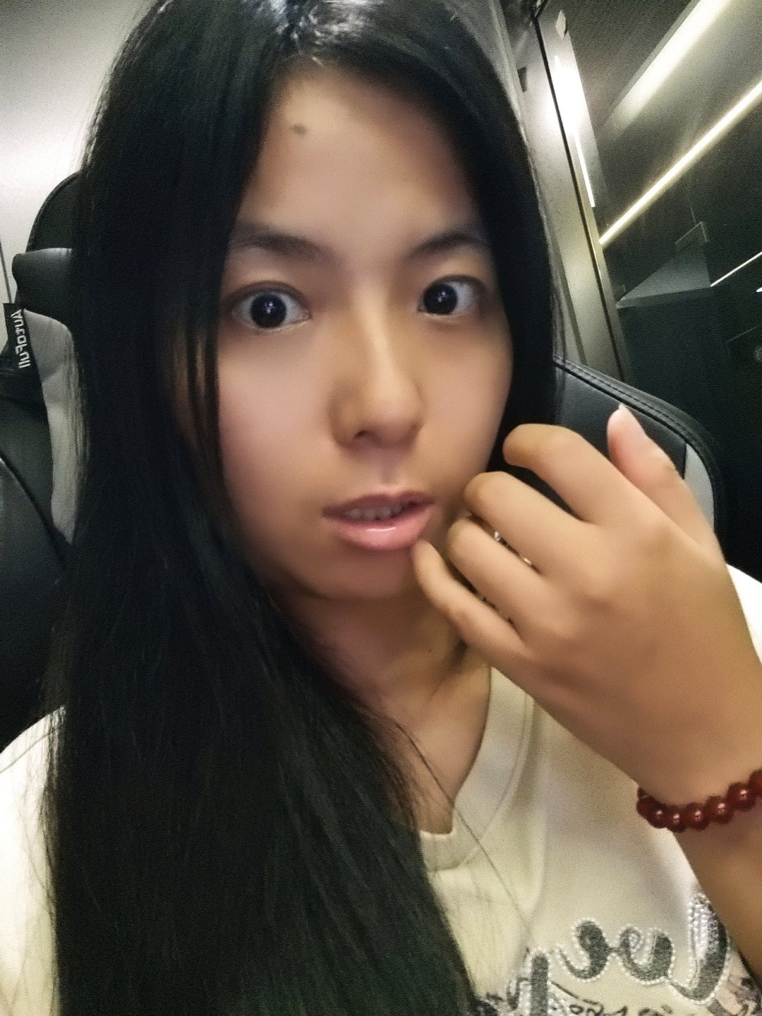 鹅蛋脸就是————把所有脸型的优点都偷偷集齐了。鹅蛋脸怎么夸漂亮就怎么夸漂亮的脸