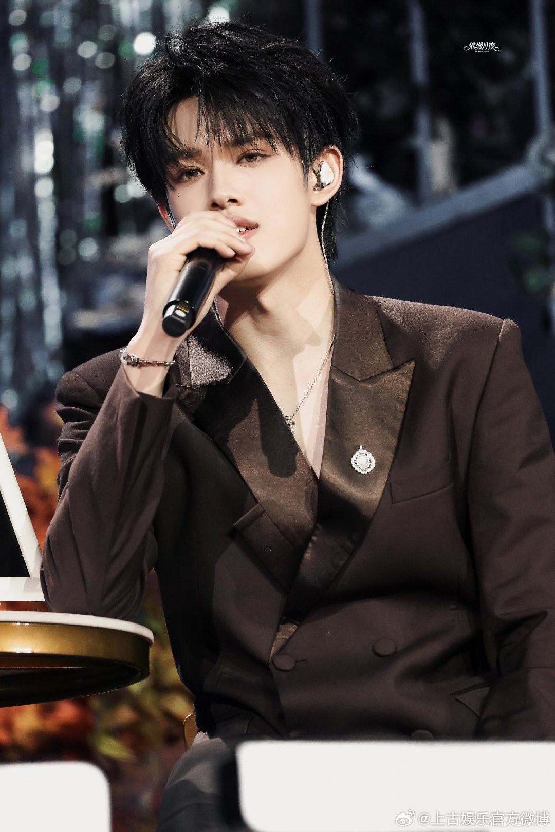 张极橘子头套 别人翻房间翻出的是旧物，张极翻出的是一个橘子头套和一整天的快乐。 