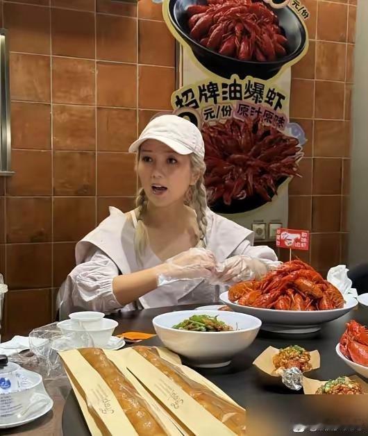 何洁这出中年逆袭，你真信了？前脚哭穷说养不起三个娃，后脚长沙街头细腰长腿判若两人